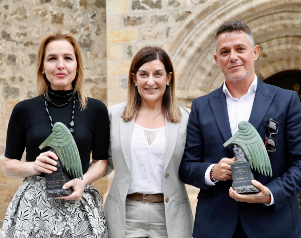La directora de la ONT, Beatriz Domínguez-Gil; la presidenta de Cantabria, María José Sáenz de Buruaga, y el cantante Alejandro Sanz con los premios Beato de Liébana.